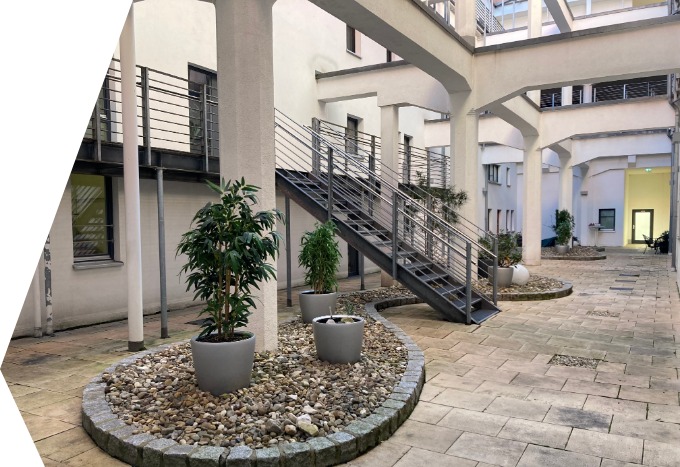 Innenhof der bfz Pflegeschulen Forchheim