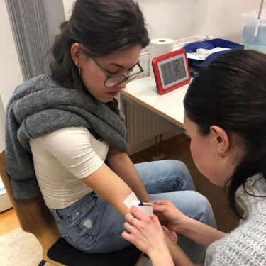 Medizinstudentinnen bei der Blutentnahme
