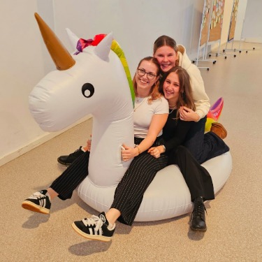Spaß der Auszubildenden der GPA23a/b auf einem Einhorn