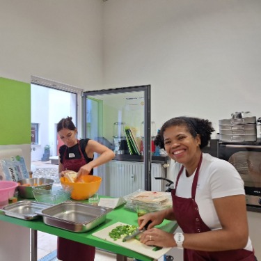 Schülerin hat Spaß beim Kochen in der PflegBar