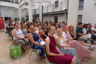 Zeugnisübergabe im Hof Schüler lauschen der Rede der Schulleitung