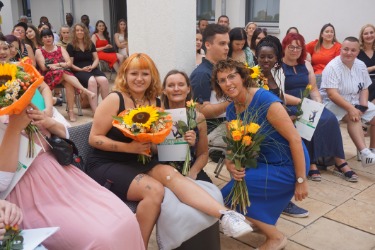 Lehrkräfte und Schülerinnen Gruppenfoto mit Zeugnis
