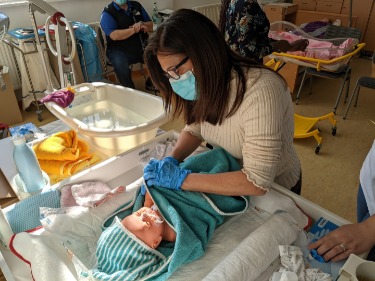 Schülerin trocknet das Baby ab