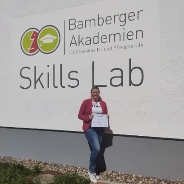 Sabrina Piossek vor dem Skills Lab in Bamberg