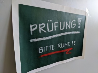 Schild mit Aufschrift Prüfung